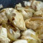 piletina-pirjana-u-umaku-od-luka-recept-za-savrseno-toplo.webp.webp